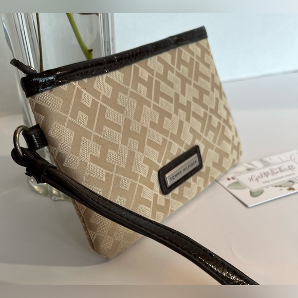 TOMMY HILFIGER Wristlet Signature Pouch Wallet Beige/Brown Patent - Picture 5 of 11